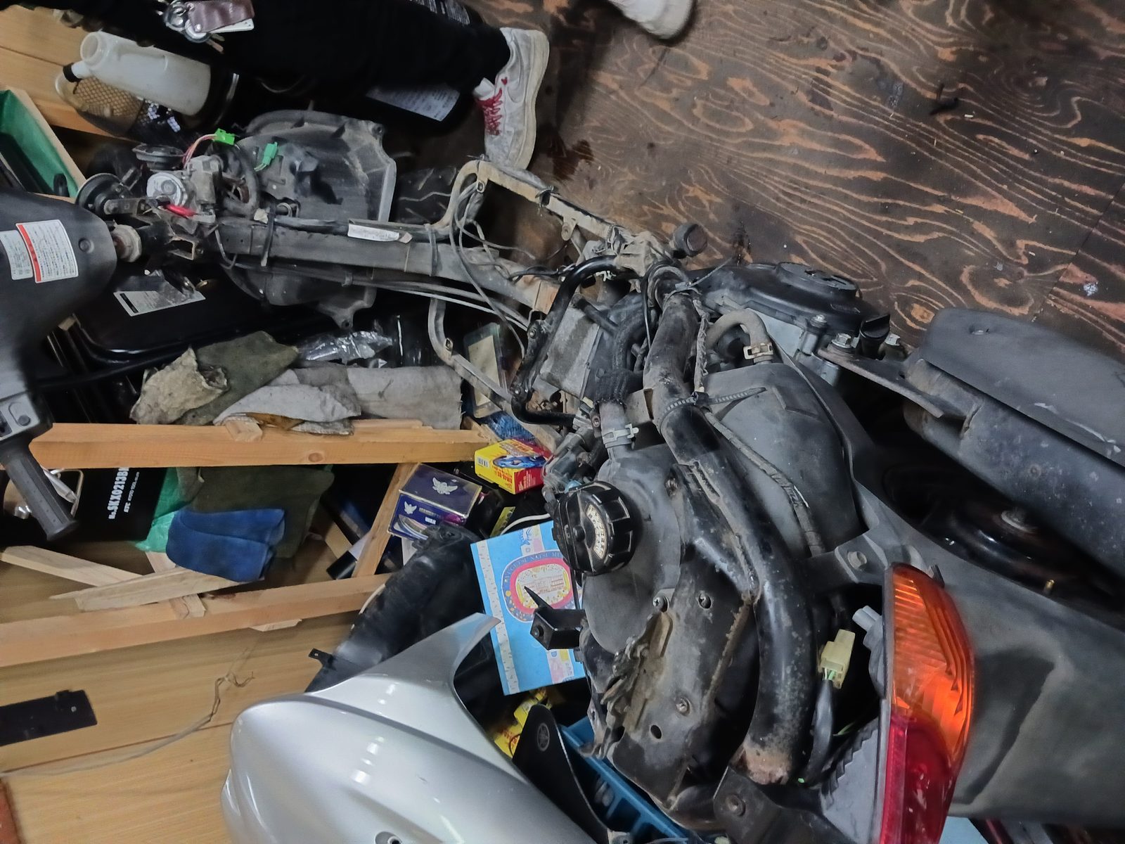 外装を取り外し、内部を点検できる状態にしたスクーターの車体