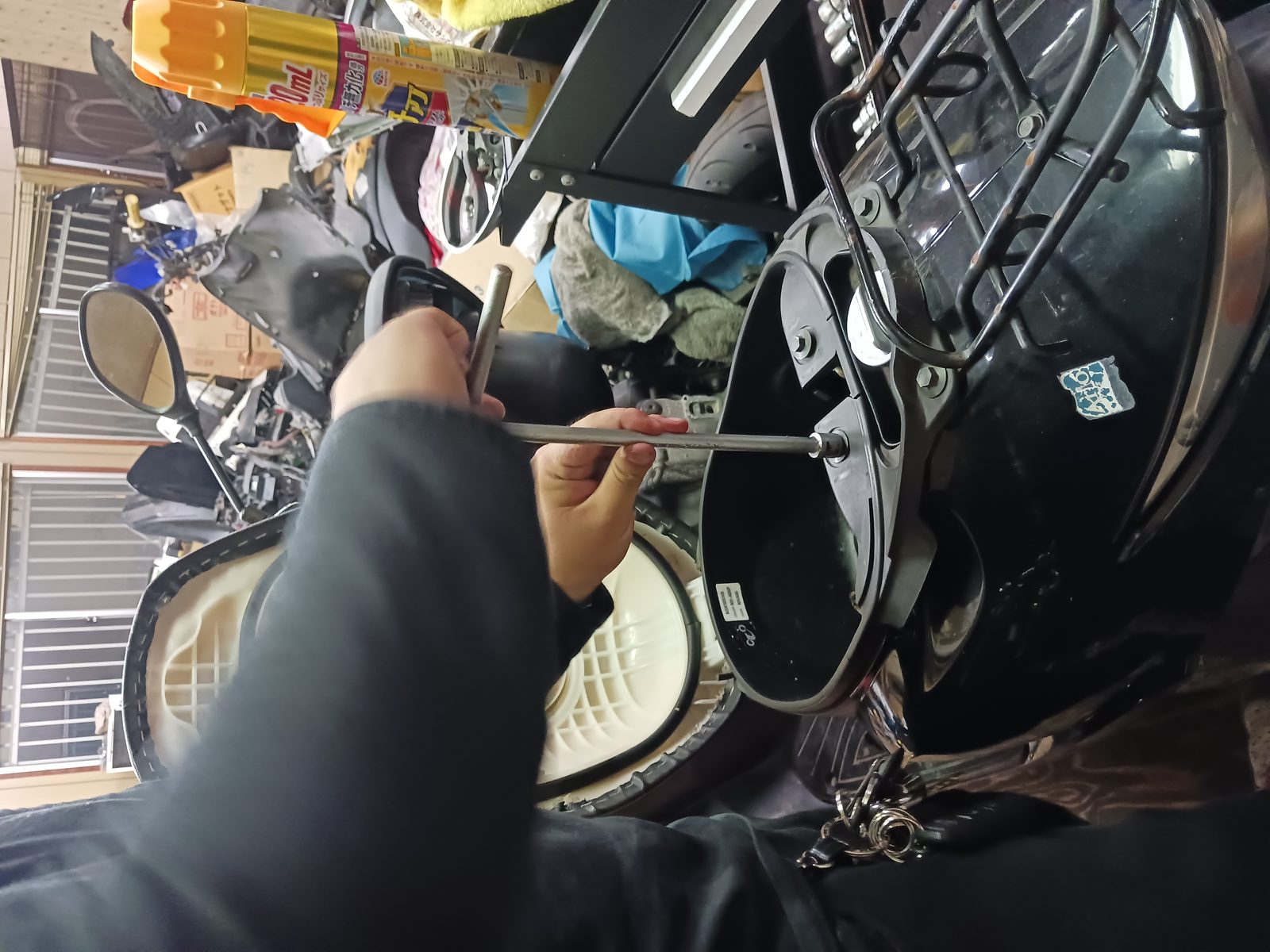 シート下の部品を組み付け、締め付けを確認する作業