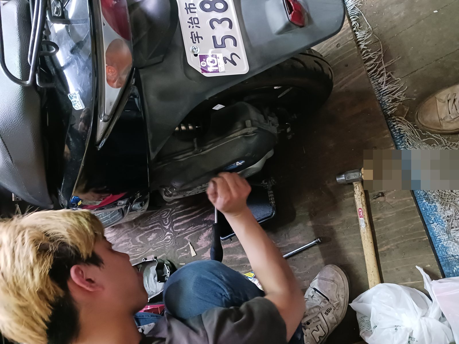 整備を終えて組み上がった車両の最終確認（ナンバーは加工しています）
